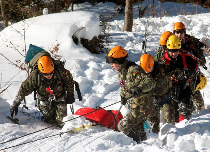 Exerciții de căutare - salvare efectuat de militarii Batalionului 21 Vânători de munte din Predeal