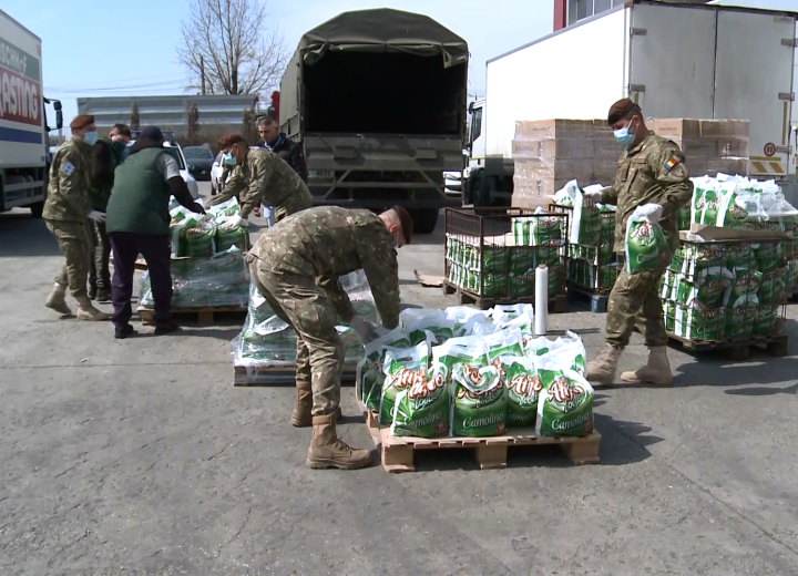 Militarii ajută la distribuirea de alimente și produse de igienă personală unor familii aflate în dificultate