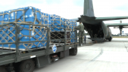 Imagini de la încărcarea artefactelor în aeronava C-130 Hercules